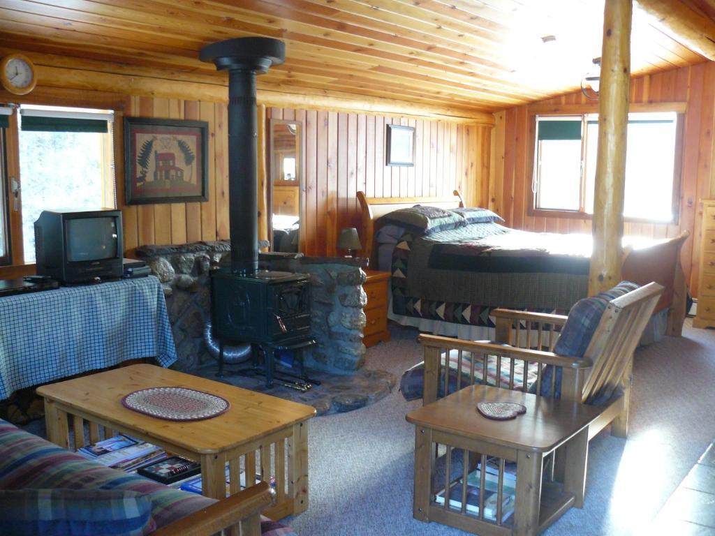 Hitching Post Resort Kelowna Bilik gambar