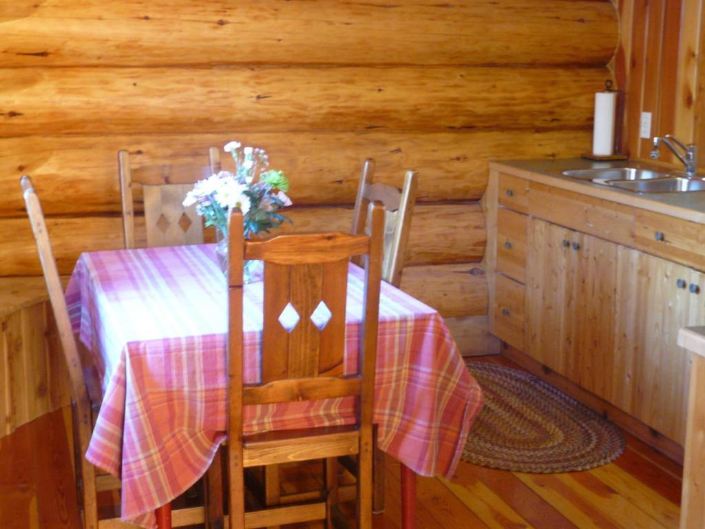 Hitching Post Resort Kelowna Bilik gambar